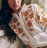 2024年春/夏の新しいSEZデザイナーレトロイエローフラワー刺繍シャツエレガントペタルスタンディングネックトップホワイト女性ランタン長袖シャツ