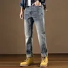 Jeans, marchio alla moda vintage maschile, patch angosciato, pantaloni a gamba ridotta, tendenza dei pantaloni mendicanti da uomo