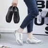 Buty swobodne kobiety spacerujące w lecie płaskie koronkowe skórzane skórzane trampki Wysokiej jakości moda dzikie płaskie mokasyny
