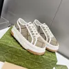 Designerskie kobiety swobodne buty w Włoszech Niski z 1977 r. Listu z topem wysokiej wysokiej jakości Beige Beige Ebony Canvas Tennis Shoe Luksusowe wykończenia tkaniny grube buty