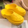 Damesplatform geperforeerd 2-G sandaalontwerper Rubberplatform Lug Sole uitgesneden motief bovenop middenhiel geperforeerde sandalen muildieren wit groen bruine slip-on strandpantoffels