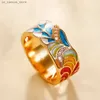 Clusterringe Huitan handgefertigter Emaille Ring für Frauen farbenfrohe Federmuster Goldfarbe Kubikzirkonia Ring Romantische Brauthochzeit Schmuck240408