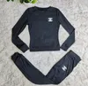 New Women's Tracksuit com calças de manga longa de 2 peças conjunto de fossas de luxo designer CC Casual Sports Suit Q6055