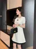 Luxus -Designerin Frauen lässiges Kleid für neue runde Nackenkleid 24SSS -Sommer -gehobene modische Manschetten mit Perlenfestrocksaum