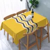 Table de table de table rectangulaire moutarde jaune épaisses épaisses lignes sur la nappe d'huile blanche à l'huile recouverte de bord élastique