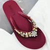 Slippers Mulheres Glitter Flip Flops Moda de verão ao ar livre Chain Chain Wedge Beach Sandálias planas havaianas 240322