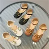Designer Kids Chaussures en métal boucle de boucle sandales printemps été baotou baotou sandale plate glissa les glissades de robe princesse confortable