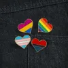 LGBT Red Rainbow Heart Brooch Cute Anime Movies Games Épingles en émail dur collectez le cartoon métaton Broche sac à dos sac de sac à dos collier