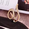 Brosches 1pc A-Z 26 Inledande bokstäver Rhinestone Brosch Women Men Lapel Pin Fashion Ornament för klädväska Charm Tillbehör smycken gåva