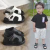 Slipper Summer Sandals для мальчиков в корейском стиле 2023 Мода Детская обувь кожа кожа против подставки для детской обуви с мягкой настройкой 2448