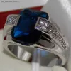 Ringos de cluster Huitan Luxury Deep Blue Solitarire Anéis para mulheres nobres de noiva Feminino Ringue de dedo Jóias clássicas atemporais240408