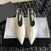 Frauenpumpen Modedesigner Sandalen Lederspitze Zeh und niedrige Absatzschuhe Verstellbare Leder -Knöchelgurt Hochzeitsfeier Slingback -Schuhe mit Schachtel