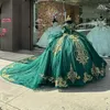 Szmaragdowy zielony z ramion marszczyków z fali quinceanera suknia balowa złota aplikacje koronkowe księżniczka Sweet 15 16 urodziny