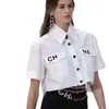 Blusa de designer de camisa feminina Moda feminina letra colorida sólida impressão gráfica de manga curta Camisas casuais Botões de cardigã atmosférico simples Casual Casaco