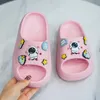 Slipper Enfants Slipper Boy Girls Flip Flop Cartoon Astronaute House House Chaussures Sneaker Soft Summer Beach Slipper for Girls Boys 2448