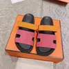 Slyckor Chypre Sandal Designer Spridare Flip Flops Platta sandaler för strandkomfort kalvskinn Läder naturliga mocka tofflor Brunt för kvinnor män casual skor