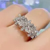 クラスターリングHuitan Crystal Three-Flower Shaped Cubic Zirconia Ring for Luxury Bridal Wedding Party Finger Ring Bling美学ジュエリー240408