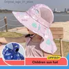 Szerokie czapki Brim Hats Hats Child Hat Hat UPF 50+szeroki brzeg słońca Net Ochronny kapelusz odpowiedni dla chłopców i dziewcząt Regulowany podbródek i toczące się konstrukcja plażowa Q240408