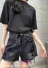 Jeans shorts designer femminile morbido femminile in vendita olio sud di alta qualità 2024 estate nuova croce in pelle nera perforata vita perforata ha un logo originale