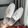 Yaz yürüyüşü takılar süslenmiş terlik süet katır beyaz taban ayakkabıları gerçek deri rahat slip-on kapalı ayak parmakları unisex lüks tasarımcılar fabrika ayakkabı