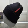 Banie / Coupage du crâne Bonsieur Couleur solide H Bonnet Hat Designer Bons d'hiver Men et femmes Design Fashion Knit Hs Fall Wo Winter Hat Warm K53553L