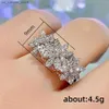 クラスターリングHuitan Crystal Three-Flower Shaped Cubic Zirconia Ring for Luxury Bridal Wedding Party Finger Ring Bling美学ジュエリー240408