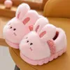 Slipper Winter New Cute Cartoon Childrens Cotton Slippers For Girls and Boys Rabbit Soft Sole Home Håll varma tofflor Kidsskor 2448