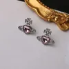 Designer Viviane Westwood Jewelry Empress Dowager Saturnns Love Zircon Sparkling Diamond Earrings Små och populära design Ljus lyx och söta örhängen populära