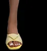 Zapatillas de verano 2023 Sludes de diseñador Sandalias de diamantes de imitación Moda Zapatos de tacón bajo tacones de punta de pie negro Beach Walk Slippers CO2735053
