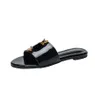 Luxury Metallic Slide Sandals Designer Slides Chaussures pour femmes Chaussures de sandale d'été Fashion larges tongs plats pantoufles pour femmes chaussures à talon bas