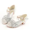 Sandálias femininas Crianças sapatos de cristal verão crianças sapatos de glitter saltos altos pingentes de shinestone de lantejoulas abertas princesas 240319