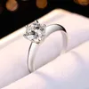 Tapisseries 2 carat Moisanite Diamond Ring 925 Engagement argenté Classic Round Women's Wedding Gift