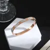 Bedelarmbanden Designer armbanden Alphabet Design Valentine Gift Noble and Elegant Women armband met B240408