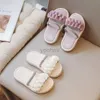 Slipper New Girls Slippers Summer Rinestone Soft Sole Sole Sweet Style Slippers Fashion Girls Princess Chaussures à l'extérieur portant Pantufa 240408