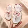 Sneakers söta och söta Böhmen flickor sandaler med bowtie 2022 sommarbarn romerska sandaler som pärla flip flops strandskor tjej f02242