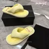 Designer tofflor glider korsar thong sandaler för kvinnor lyx mode flip flops sommar strand semester komfort vadderade avslappnade skor