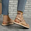 Sandalen flach mit soliden Basis-PU-Sommer-Frauenschuhen zum Verkauf 2024 Brandschnallenhalle Low-Heeled Casual Sandalien