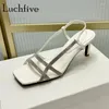 Sandalen 2024 Zomer Suede Square Toe dunne hoge hak Vrouwen glijden op Peep Fashion Pumps Brand Sexy Runway Ladies