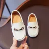 Sneakers 2021 Nowe małe skórzane buty chłopcy noszą miękkie skórzane zwykłe buty modowe British Aligator dla dzieci