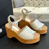 24SS Plataforma para mujer Tacones de cuña Sandalias Diseñador de tela Patente Patente de piel de ternero