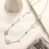 2024 Nouveaux pendentifs de luxe en or 18K Colliers pour femme créatrice de marque de marque en acier inoxydable collier collier perles de chaîne de bijoux accessoires cadeaux