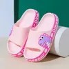 SLIPPER NIEUWE SOMMER KINDEREN Slippels Kinderschoenen Cartoon Dinosaur Slippers Zacht opgeloste anti-skid sandalen Kinderschoenen Zapatos Nia Chausson 240408