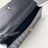 Дизайнерская вечерняя сумка горячая самая модная - длинная сумочка сцепления, которая представляет собой тканую кожу и поставляется с ручкой, имеет металлическую текстуру и закрытие кнопки