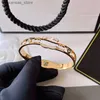 Charm Bilezikler Tasarımcı Bileklik Bileklikler 18K Altın Kaplama Kadınlar Lüks Marka Bilek Mücevher Desenli Deri Zincir Elmas Mektup Kakma Stainle Y240416RSR2