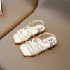 Slipper Summer Kids Flat Sandals Fashion Toe Toe Solid Beach Shoes Versatile Bekväm mjuka ensamma flickor Slip On Roman Sandals 240408