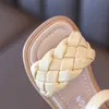 Slipper Toddler Shoes Girl Summer Flätad semester Square Toe Söta barn Sandaler Beige Yellow 21-36 Pu Leather Fashion Kids Sliders 240408