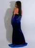 ASO EBI Royal Blue Velvet Prom Kleider sexy vorne geteilte Halfterhals Spitze Perlen formelle Abendkleider Mermaid Sweep Zug Frauen zweite Empfangskleid CL3469