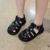 Sandalen jongens Romeinse schoenen 2023 Kinderlijnen Solid color Classic Britse stijl uniformen schoolschoenen kinderen mode meisjes teen verpakking sandalen d240515