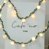 زخرفة الحفلات راتان زهرة عيد الحب الورد LED LED سلسلة DIY GARLAND محاكاة ورقة خضراء الفوانيس بطارية مربع USB.