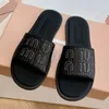 Designer Woman Miui Sandalo piatto piatto da donna Sandalo Sandalo Piattaforma Slipper Piattadrille Slides Summer Flat Flat Outdoors cucchiai spiaggia Scarpa Rattan con scatola